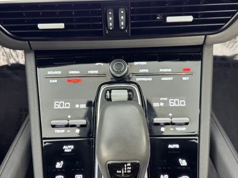 Used 2022 Porsche Cayenne Platinum Edition image 31