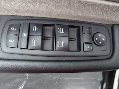 Used 2023 Chrysler Pacifica Touring-L FWD image 15
