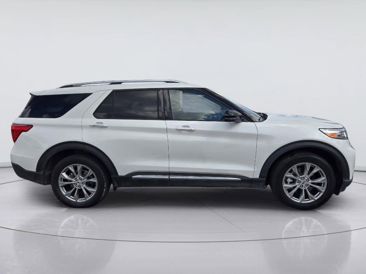 Used 2023 Ford Explorer Limited w/ Equipment Group 301A AWD/4WD image 3
