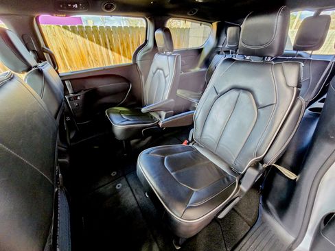 Used 2025 Chrysler Pacifica Limited image 25