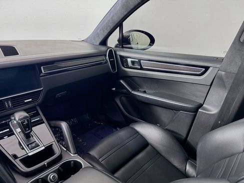 Used 2020 Porsche Cayenne Turbo AWD/4WD image 25