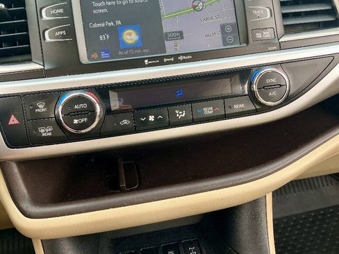 Used 2019 Toyota Highlander XLE AWD/4WD image 11
