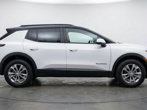 Used 2025 Chevrolet Equinox LT image 11