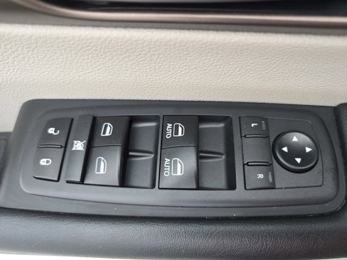 Used 2018 Chrysler Pacifica Touring-L image 29