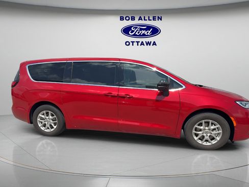Used 2025 Chrysler Pacifica Select FWD image 12