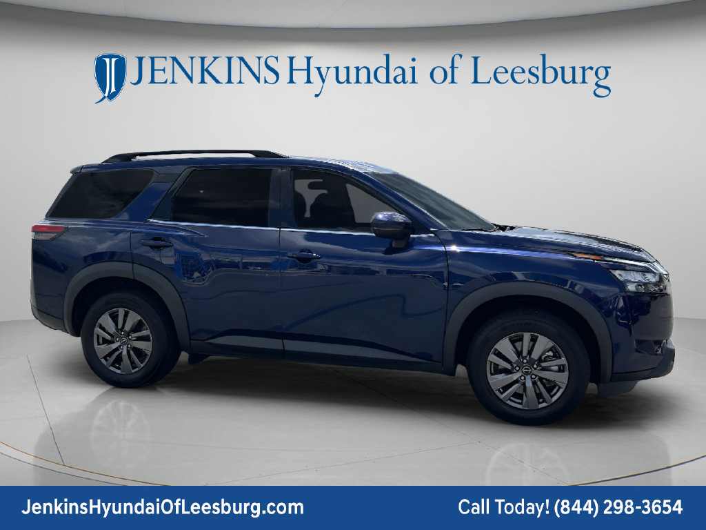Used 2025 Nissan Pathfinder SV FWD image 2