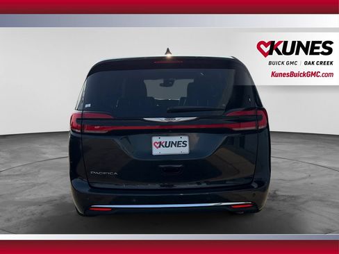Used 2023 Chrysler Pacifica Touring-L FWD image 9