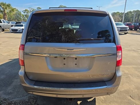 Used 2015 Chrysler Town & Country Limited image 3