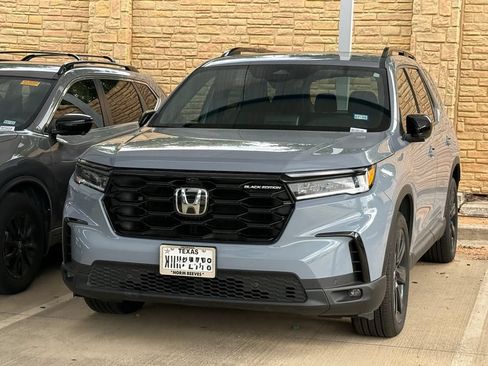 Used 2025 Honda Pilot Black Edition image 1