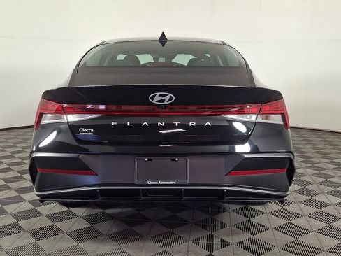 Used 2024 Hyundai Elantra SEL w/ Convenience Package FWD image 4