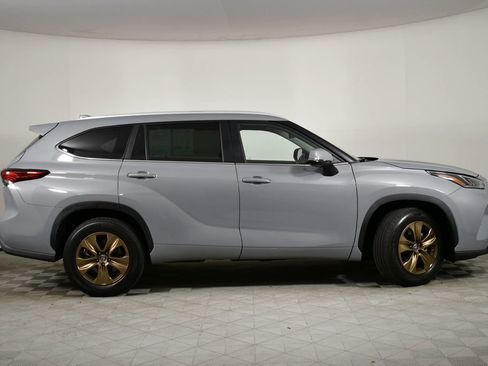 Used 2023 Toyota Highlander Bronze Edition image 3