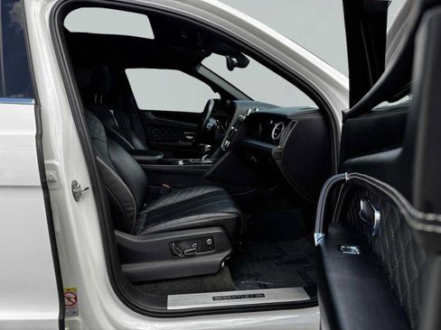 Used 2017 Bentley Bentayga image 45