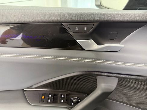 Used 2025 Volkswagen Tiguan SEL R-Line image 9