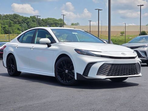 Used 2025 Toyota Camry SE FWD image 2