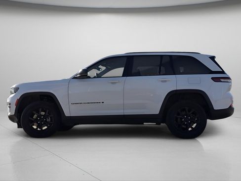 Used 2024 Jeep Grand Cherokee Altitude AWD/4WD image 19