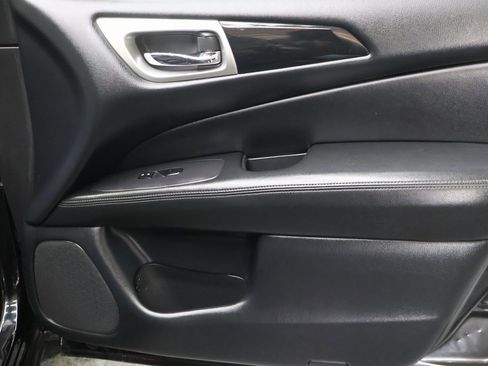 Used 2020 Nissan Pathfinder S image 12