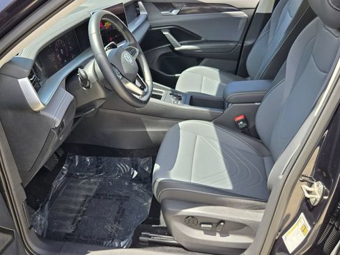 Certified 2026 Volkswagen Tiguan SE w/ Panoramic Sunroof Package FWD image 10
