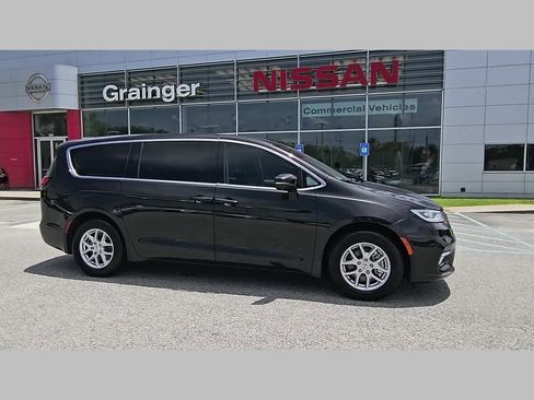 Used 2023 Chrysler Pacifica Touring-L w/ Uconnect Theater Family Group FWD image 37