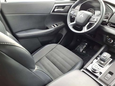 Used 2024 Mitsubishi Outlander SE image 9