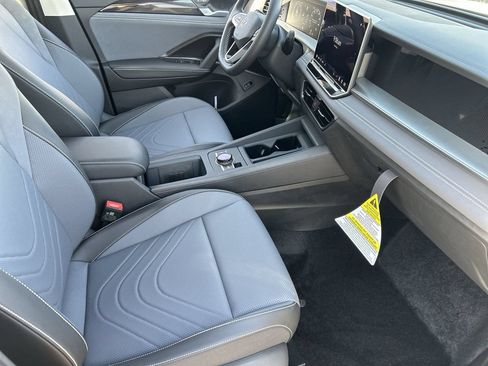 New 2026 Volkswagen Tiguan SE FWD image 8