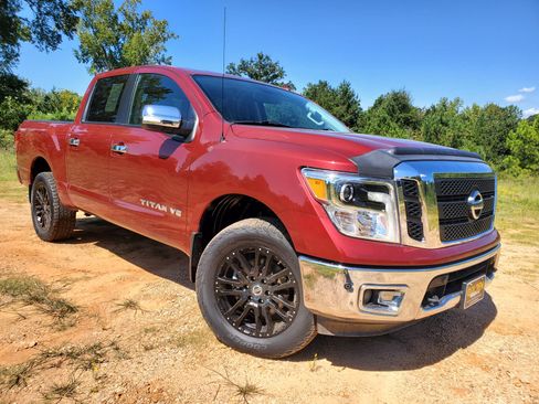 Used 2018 Nissan Titan SL image 16