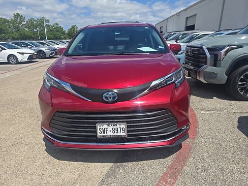 Used 2021 Toyota Sienna XLE FWD image 2
