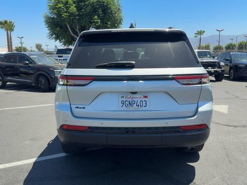 Used 2023 Jeep Grand Cherokee Altitude AWD/4WD image 7