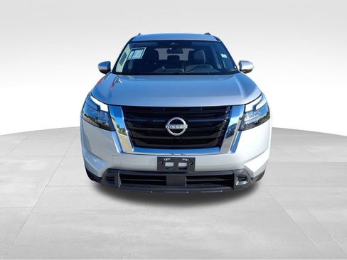 Used 2025 Nissan Pathfinder SV FWD image 2