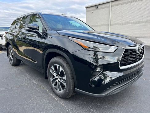 New 2025 Toyota Highlander XLE FWD image 1
