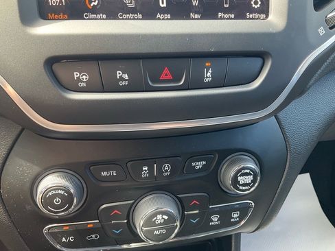 Certified 2023 Jeep Cherokee Altitude Lux image 11