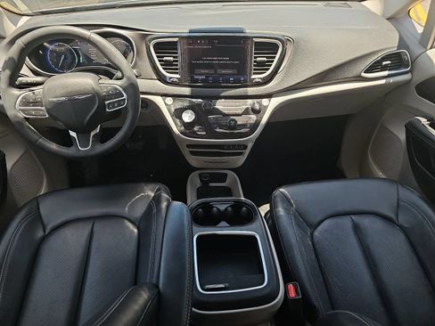 Used 2024 Chrysler Pacifica Touring-L FWD image 11