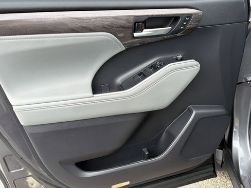 Certified 2024 Toyota Highlander Limited FWD image 14