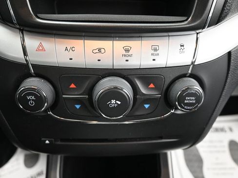 Used 2019 Dodge Journey SE image 25
