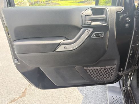Used 2018 Jeep Wrangler Unlimited Sahara w/ Connectivity Group AWD/4WD image 25