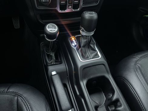 Used 2018 Jeep Wrangler Unlimited Sahara image 21