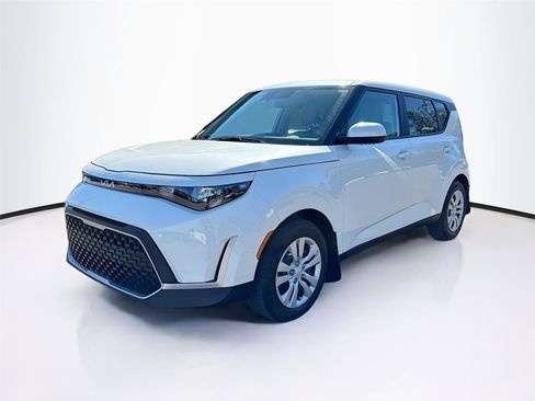 Used 2023 Kia Soul LX image 3