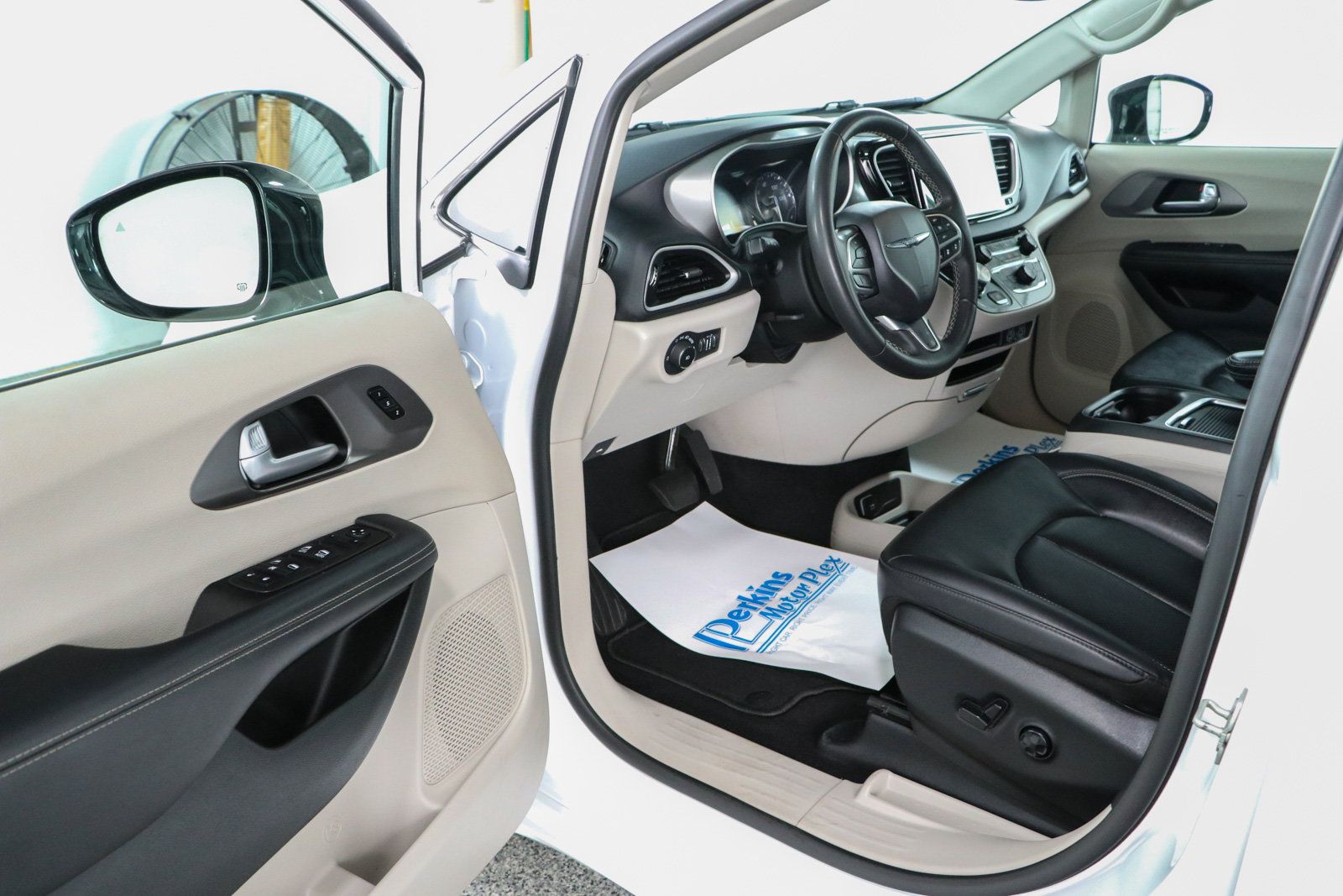 Used 2024 Chrysler Pacifica Touring-L FWD image 3