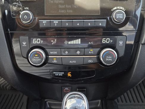 Used 2017 Nissan Rogue SV FWD image 14