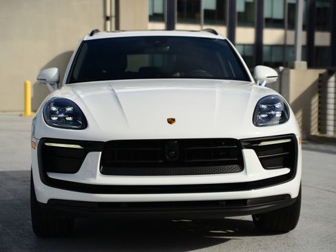 Certified 2026 Porsche Macan AWD/4WD image 6