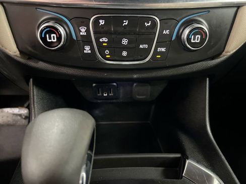 Used 2022 Chevrolet Traverse LS AWD/4WD image 16