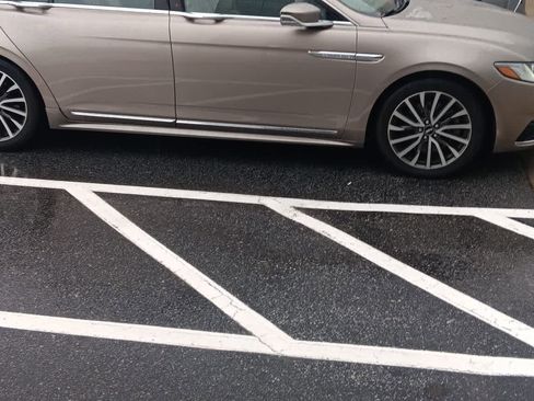 Used 2020 Lincoln Continental w/ Premium Package FWD image 4