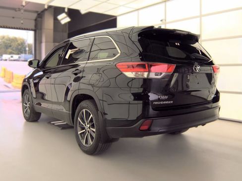 Used 2019 Toyota Highlander XLE w/ Carpet Mat Package (TMS) AWD/4WD image 5