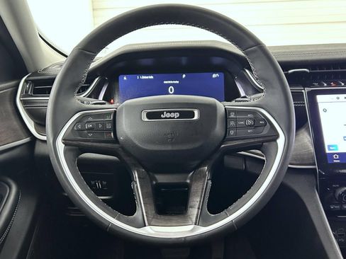 Used 2023 Jeep Grand Cherokee Limited w/ Black Appearance Package AWD/4WD image 11