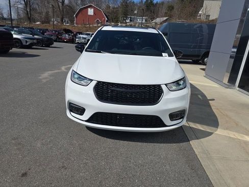 Used 2025 Chrysler Pacifica Limited w/ Trailer Tow Group image 2