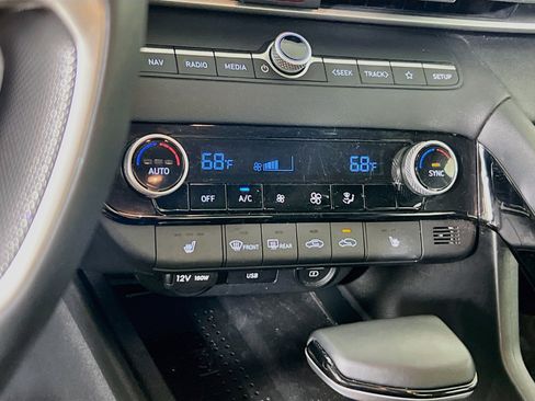 Used 2023 Hyundai Elantra SEL w/ Convenience Package FWD image 16