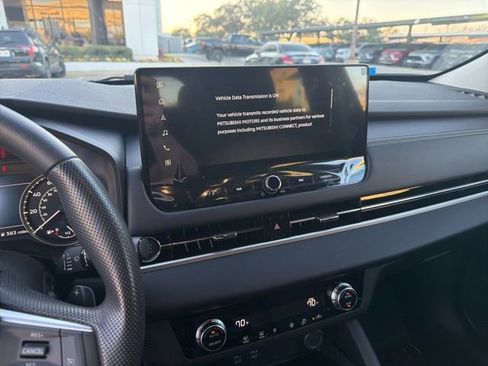 Used 2025 Mitsubishi Outlander ES image 3