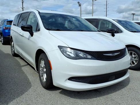 Used 2024 Chrysler Voyager LX FWD image 4