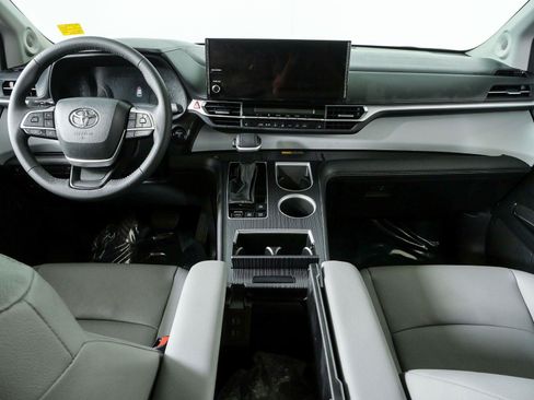 Used 2025 Toyota Sienna XLE w/ XLE Plus Package FWD image 18
