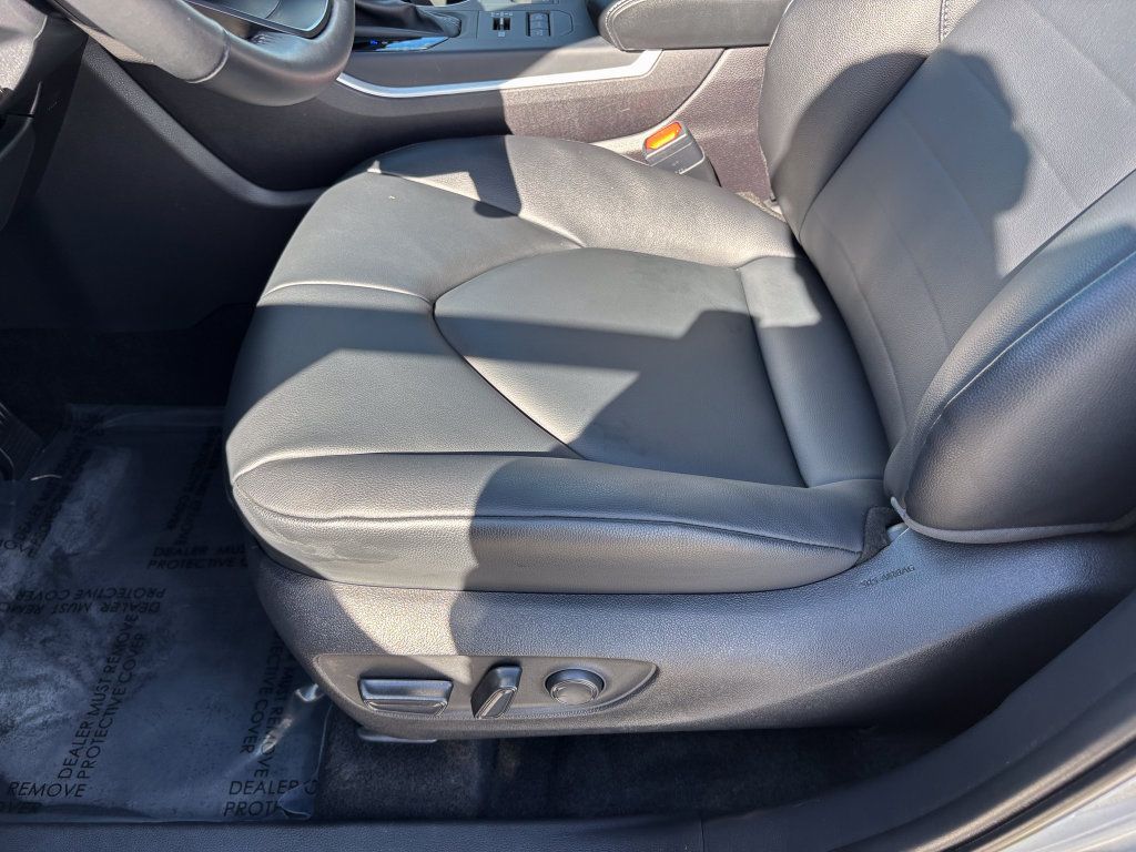 Used 2025 Toyota Highlander XLE AWD/4WD image 19