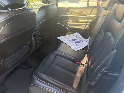 Used 2022 Jeep Grand Cherokee Limited image 3